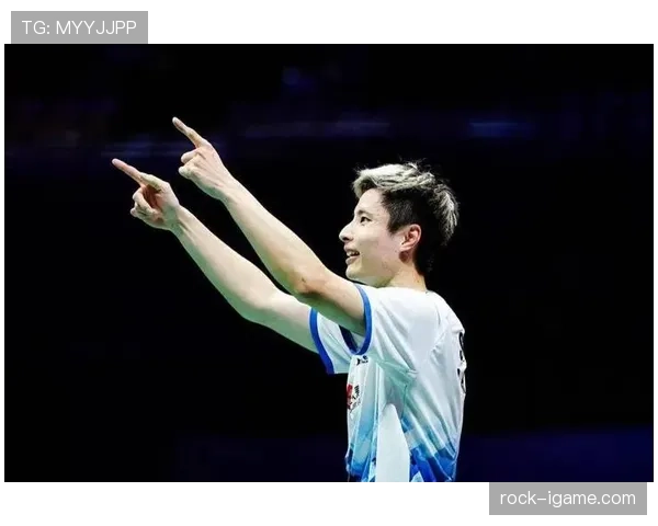 石宇奇亚运摘银创佳绩，展现中国羽毛球新生代实力