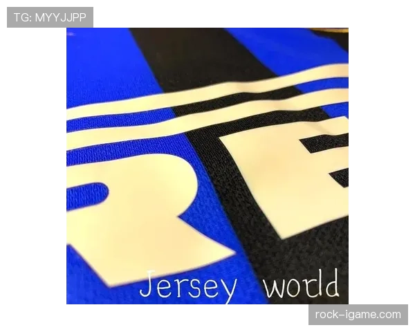 豪门新赛季球衣发布:传统底蕴与创新设计交融,引爆球迷期待 豪门新赛季球衣发布:传统底蕴与创新设计交融,引爆球迷期待