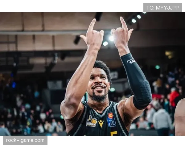 新赛季开局精彩纷呈,黑马球队强势崛起搅动争冠格局 新赛季开局精彩纷呈,黑马球队强势崛起搅动争冠格局