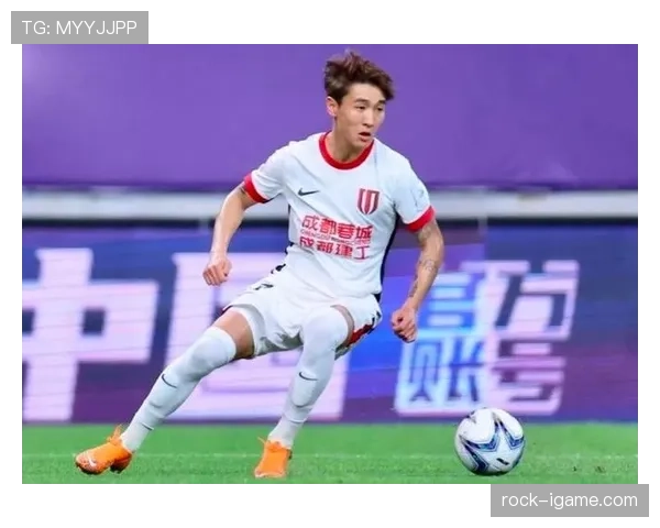 韦世豪又在场边摔毛巾了，这脾气到底图啥？